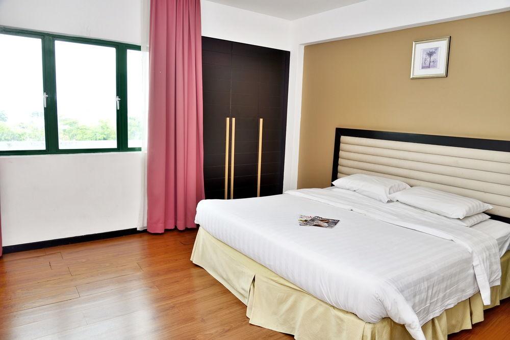 Likas Square Apartment Hotel Kota Kinabalu Esterno foto