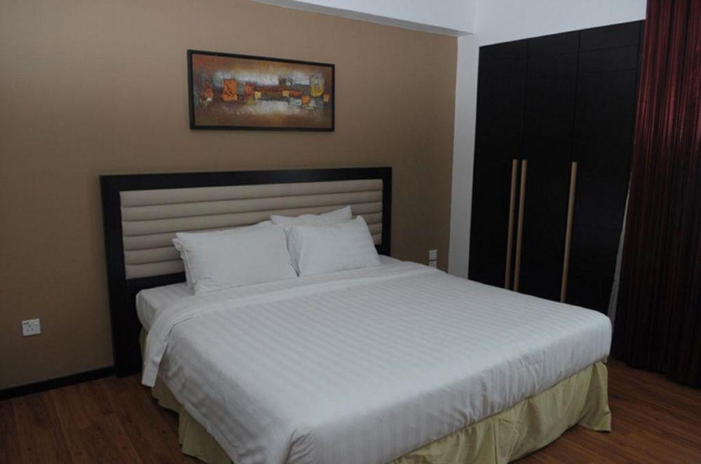 Likas Square Apartment Hotel Kota Kinabalu Esterno foto