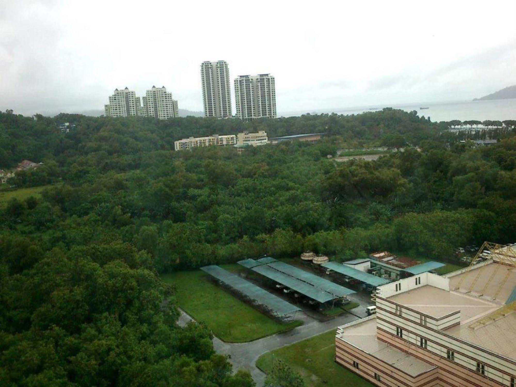 Likas Square Apartment Hotel Kota Kinabalu Esterno foto