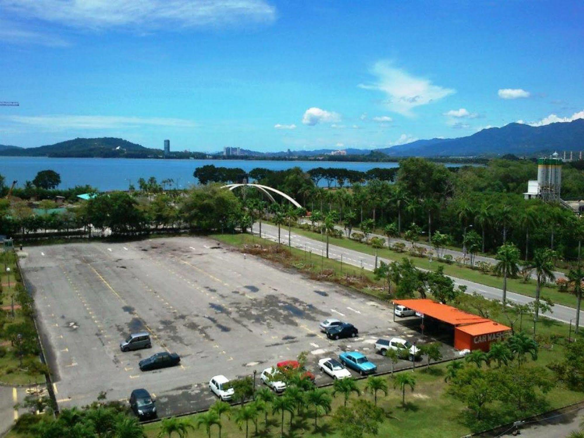 Likas Square Apartment Hotel Kota Kinabalu Esterno foto