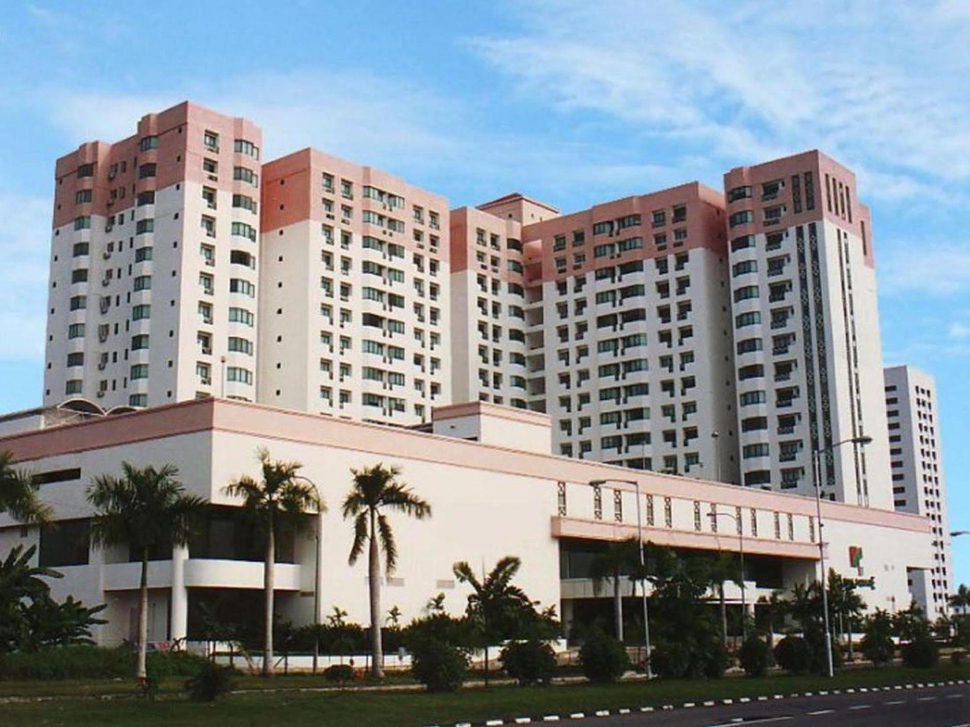 Likas Square Apartment Hotel Kota Kinabalu Esterno foto