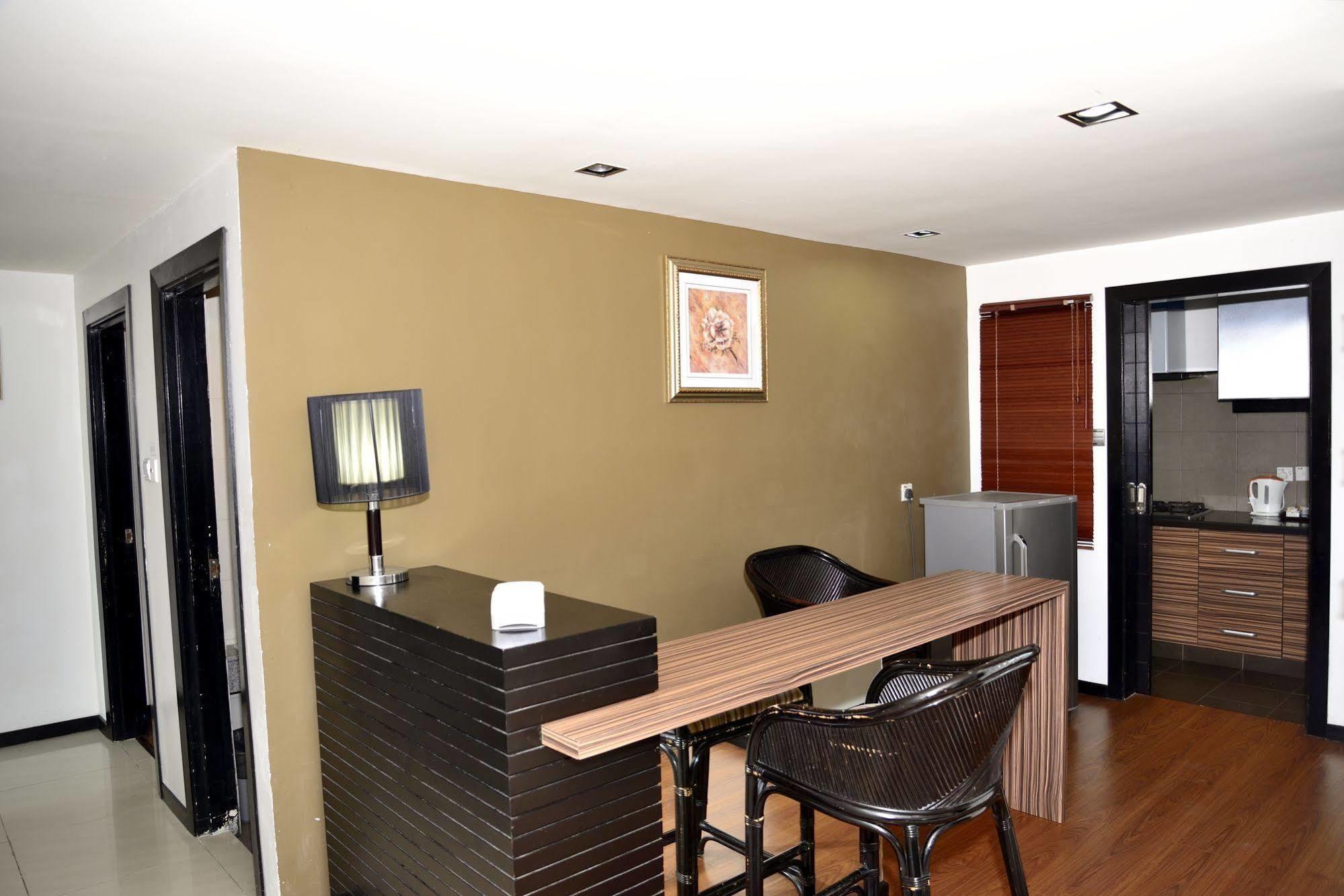 Likas Square Apartment Hotel Kota Kinabalu Esterno foto