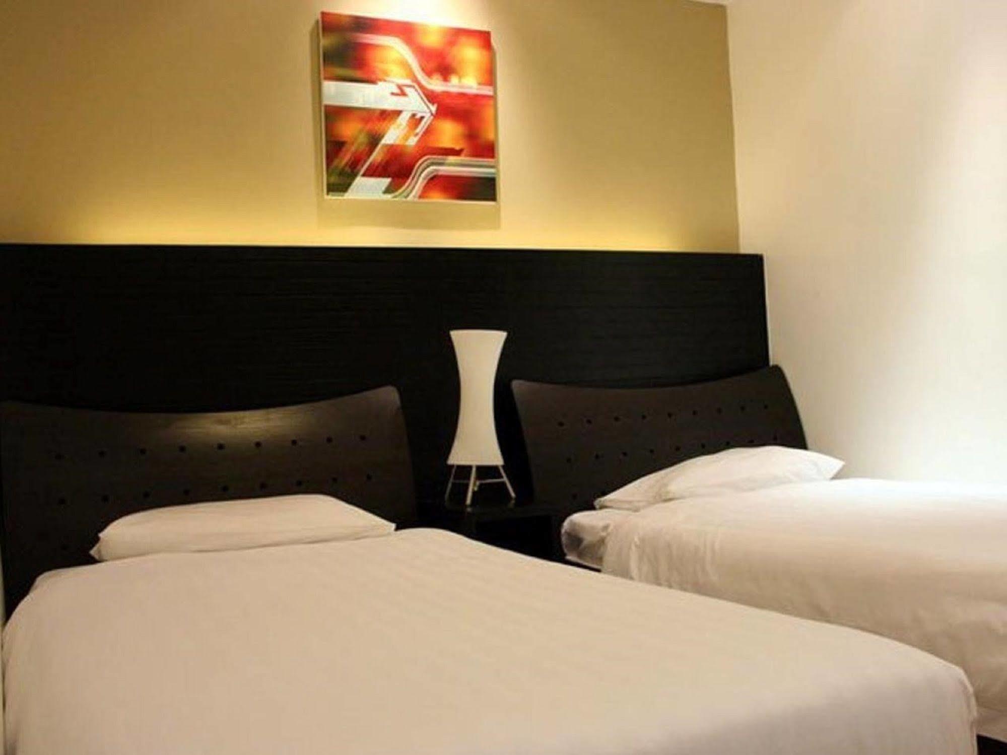 Likas Square Apartment Hotel Kota Kinabalu Esterno foto