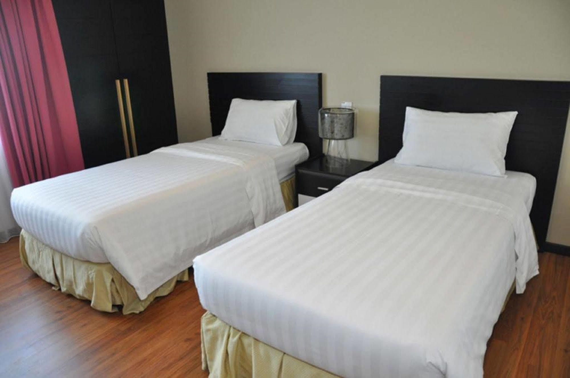 Likas Square Apartment Hotel Kota Kinabalu Esterno foto