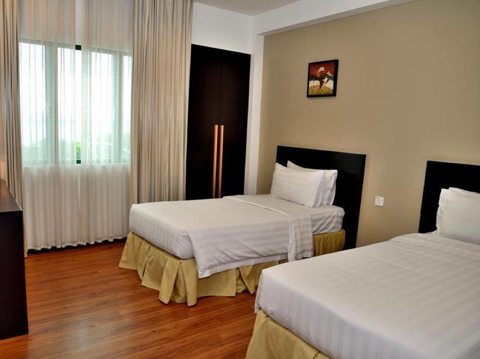 Likas Square Apartment Hotel Kota Kinabalu Esterno foto