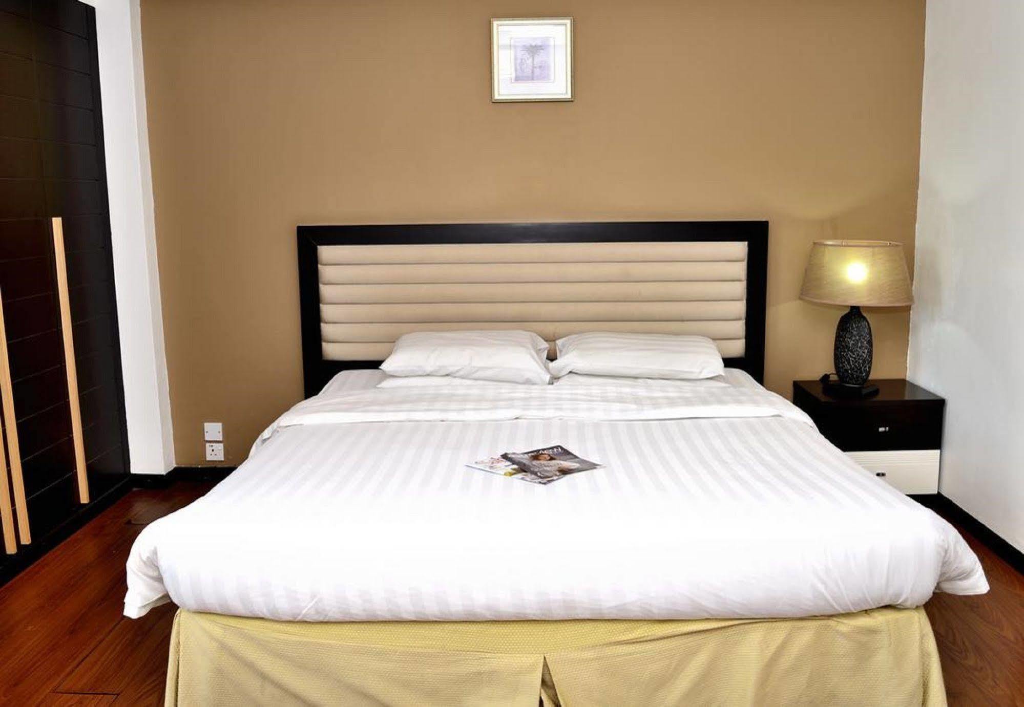 Likas Square Apartment Hotel Kota Kinabalu Esterno foto