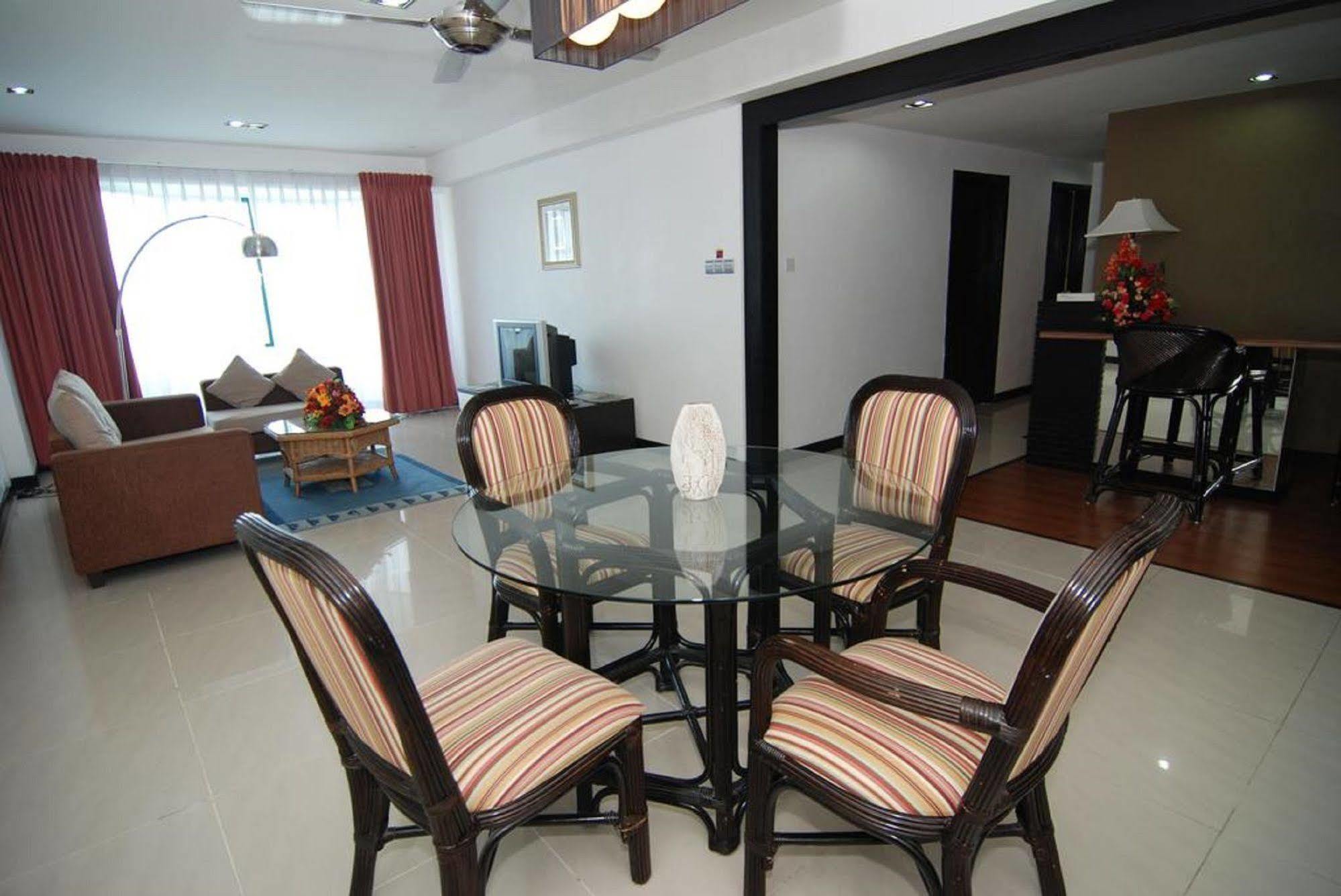 Likas Square Apartment Hotel Kota Kinabalu Esterno foto