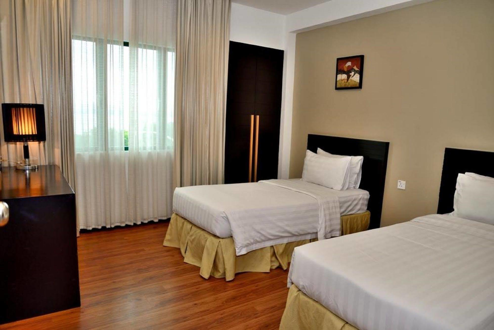 Likas Square Apartment Hotel Kota Kinabalu Esterno foto